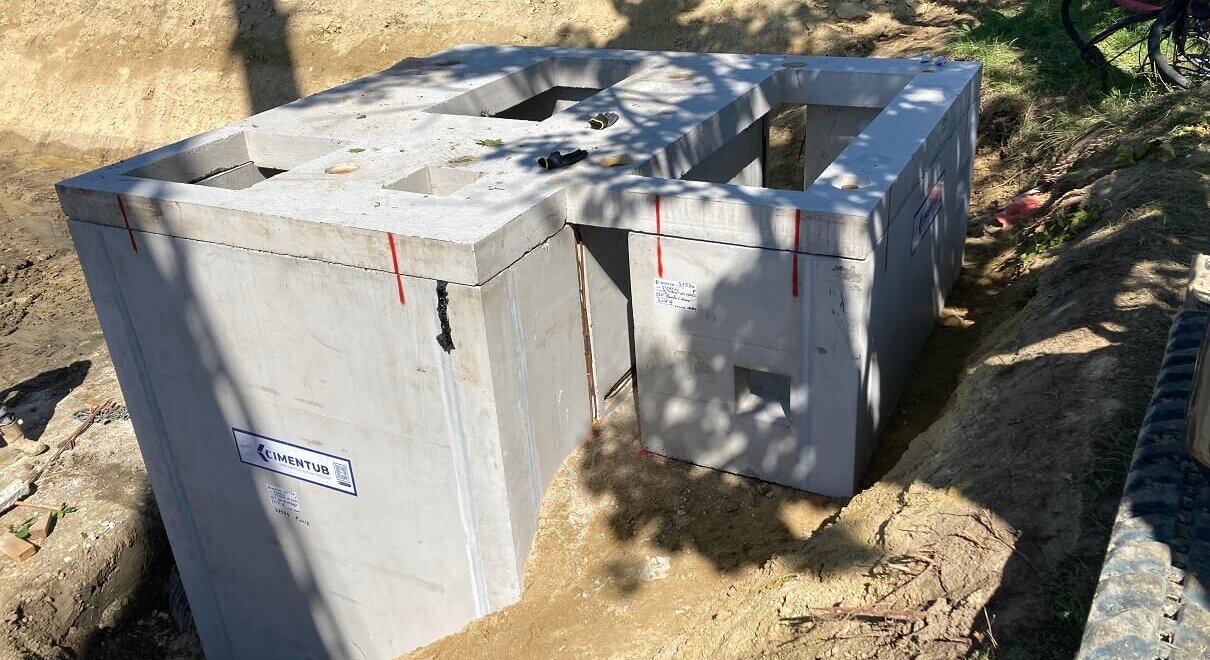 Le chantier de Saint-Thibault-des-Vignes marque une étape importante dans le domaine du traitement des eaux usées et de la valorisation énergétique. Ce projet, mené en collaboration avec Stereau, a permis d’installer des ouvrages sur mesure dédiés à la gestion de l’eau 💧 et à la production d’énergie via la méthanisation ♻.