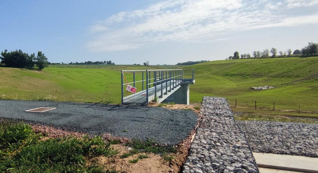Photo du chantier terminé de la RD52 avec ouvrage préfabriqué sur mesure Cimentub posé et intégré parfaitement dans son environnement