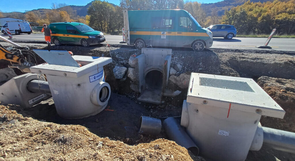 Ouvrages préfabriqués routiers en béton fournis par cimentub sur le chantier de la RN 85, réalisés pour le groupement Colas / Eiffage dans le cadre de la gestion des eaux pluviales.