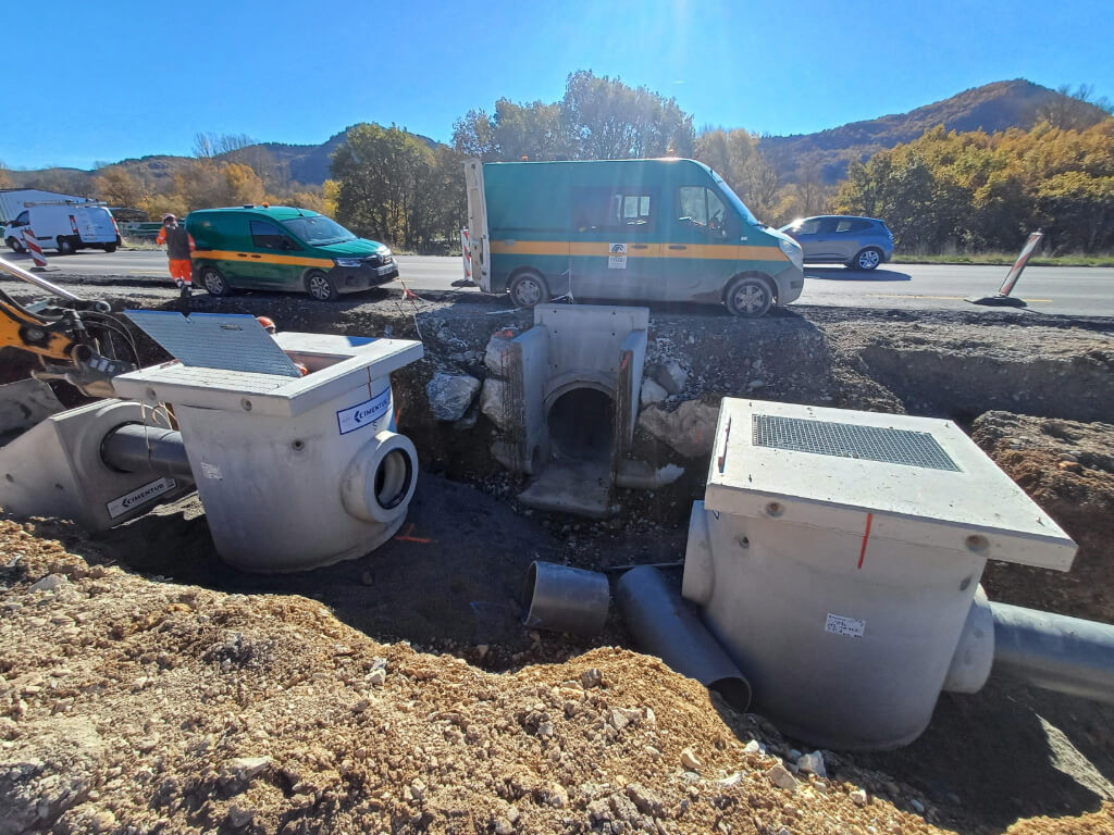 Ouvrages préfabriqués routiers en béton fournis par cimentub sur le chantier de la RN 85, réalisés pour le groupement Colas / Eiffage dans le cadre de la gestion des eaux pluviales.