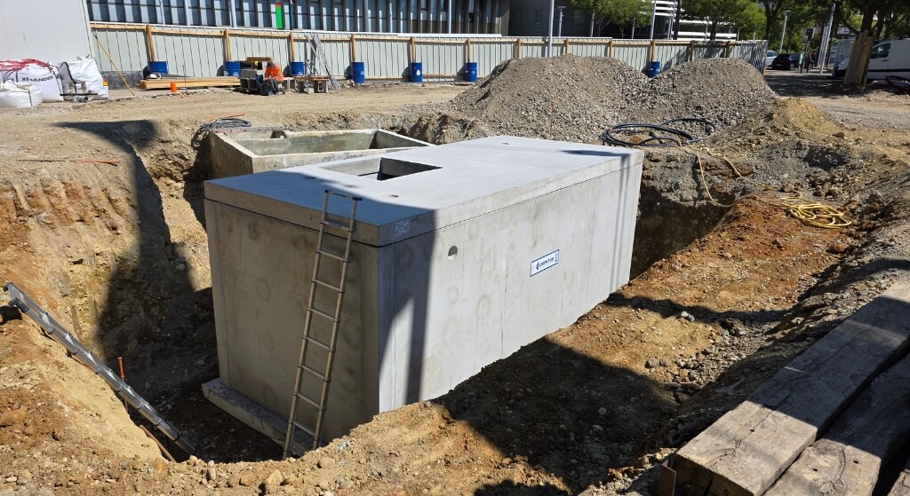 local fontaine monobloc en béton préfabriqué fabriqué par Cimentub pour la place du Maréchal Juin à Rillieux-la-Pape.