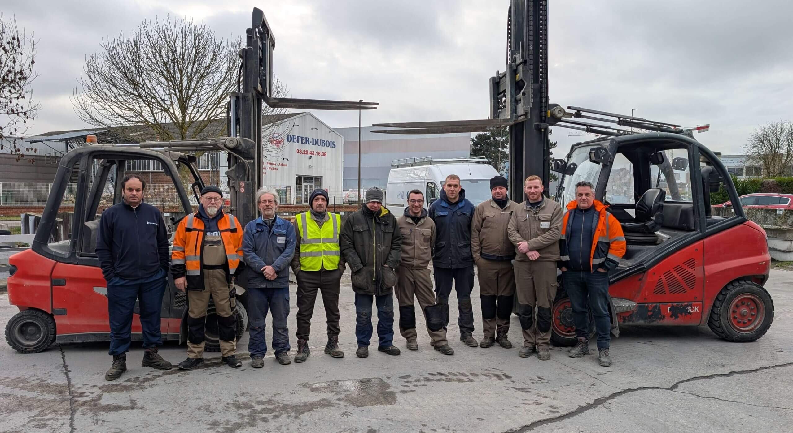 Opérateur Cimentub en formation chariots élévateurs sur site, manipulant un équipement de levage en toute sécurité.
