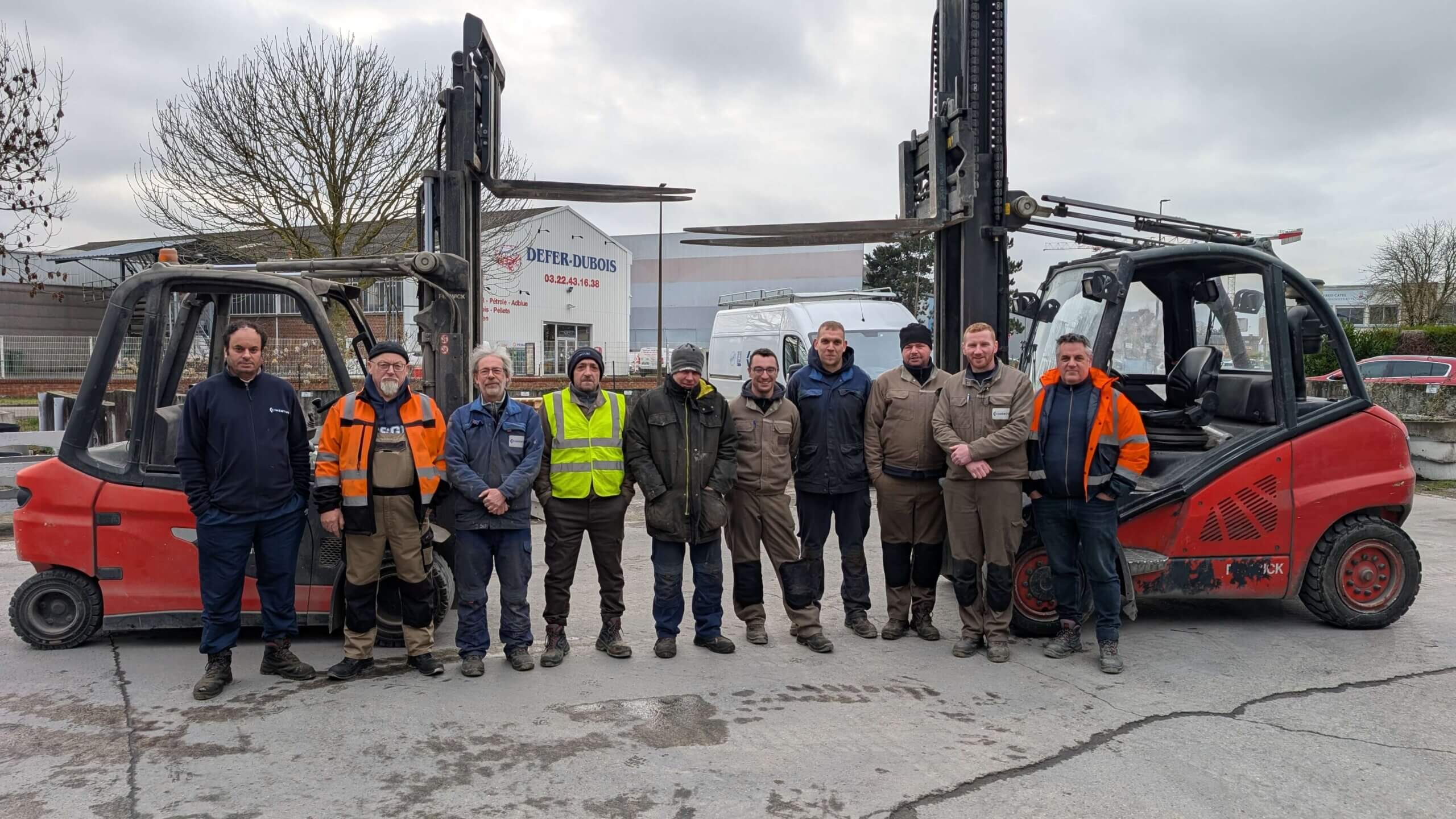 Opérateur Cimentub en formation chariots élévateurs sur site, manipulant un équipement de levage en toute sécurité.